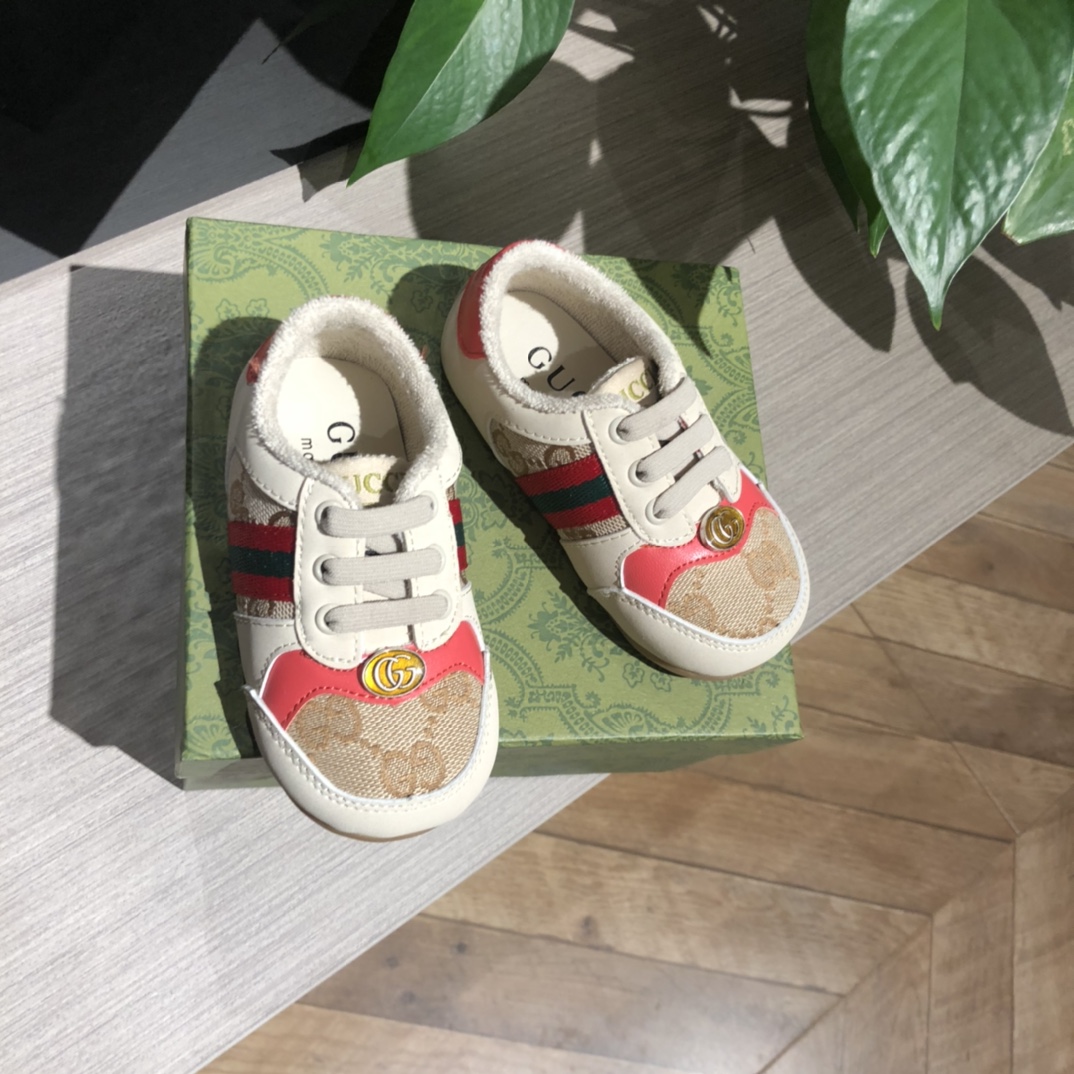 Children's shoes child